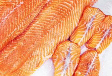 Fileto ve taze kırmızı somon bifteği.