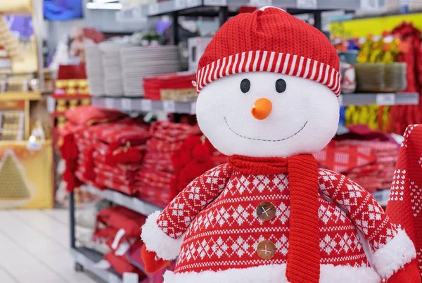 Cristmas peluche di pupazzo di neve in maglione rosso, sciarpa e cappello . — Foto Stock