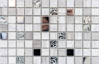 Gri ve beyaz kareli seramik mozaik fayanslar.