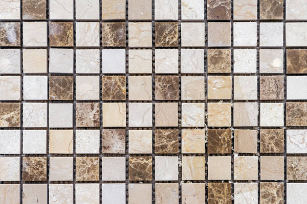 Керамическая мозаика с коричневыми и бежевыми квадратами
.