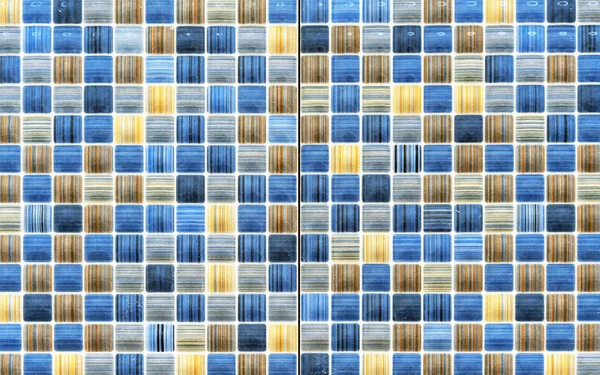 Mavi, sarı ve kahverengi kareli seramik mozaik fayanslar. — Stok fotoğraf