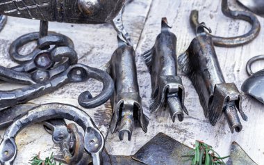 Metal dövülmüş üç köpeğin figürleri. Demircinin sahte ürünleri..