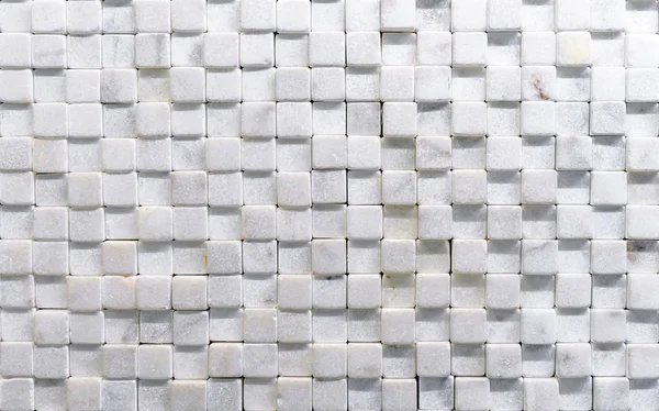 Doğal beyaz mermerden mozaik fayans. Beyaz kuvarstan duvar paneli.