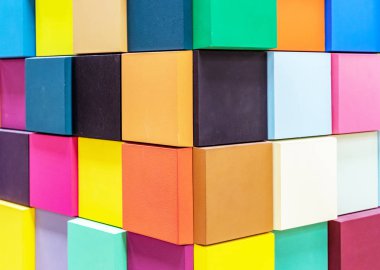 Çok renkli ahşap küplerin üç boyutlu etkisi var. Renkli karelerin arkaplanı.