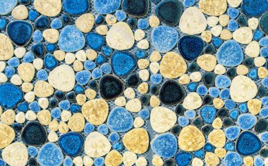 Mavi ve bej taşlardan fayanslar. Doğal taşlardan oluşan bir panel.