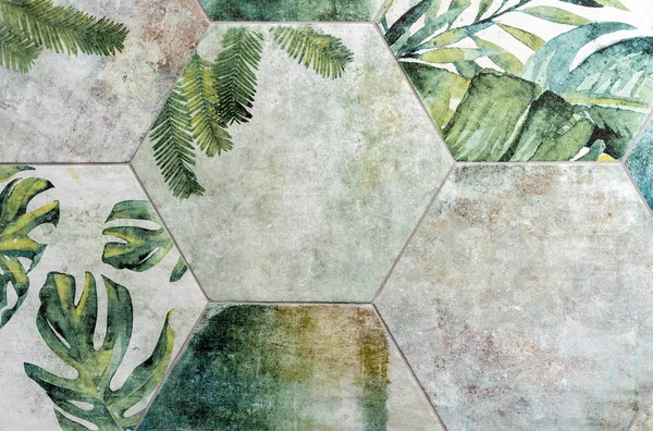 Çiçekli süslemeli porselen fayans. Eski seramik fayansların dokusu.