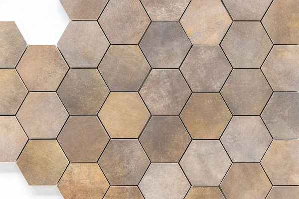 Azulejo de cerâmica bege e marrom na forma de favos de mel. Ladrilhos hexagonais. — Fotografia de Stock