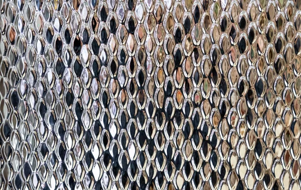 Metalowy panel z ozdobą w formie łuski rybnej. Tło z objętościowym wzorem metalu. — Zdjęcie stockowe