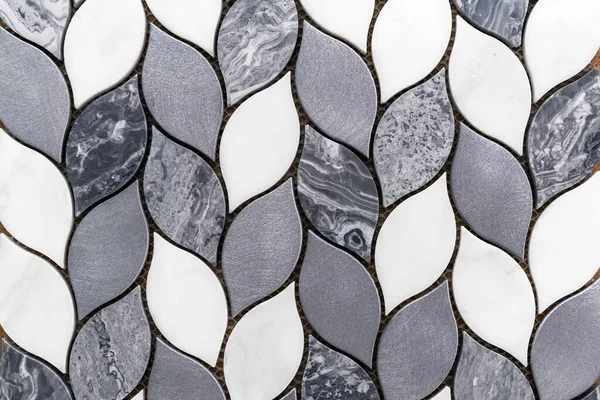 Mármore mosaico azulejo cinza e branco na forma de um pigtail . — Fotografia de Stock