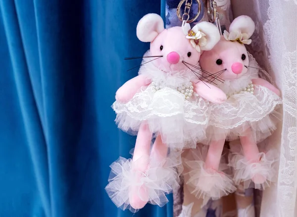 Zwei rosa Spielzeugmäuse in weißen Spitzenkleidern. — Stockfoto