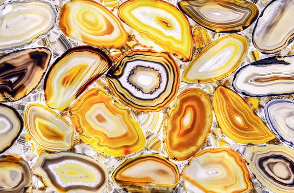 Sarı akik dilimlerinden oluşan bir panel. Kuvars taşının kesitleri.