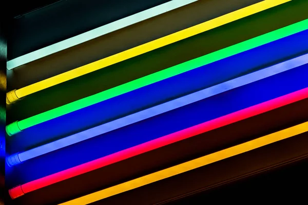 Lampes LED multicolores. Échantillons de couleur d'éclairage LED dans un intérieur moderne . — Photo