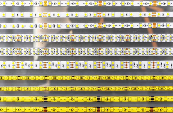 İç ve dış aydınlatma için öncü şeritlerin yanı sıra reklam yapıları ve multimedya projelerinde kullanım için.