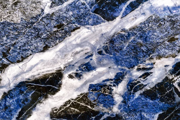 Parlak mavi bilye. Telaffuz edilebilen doğal mermer örneği..