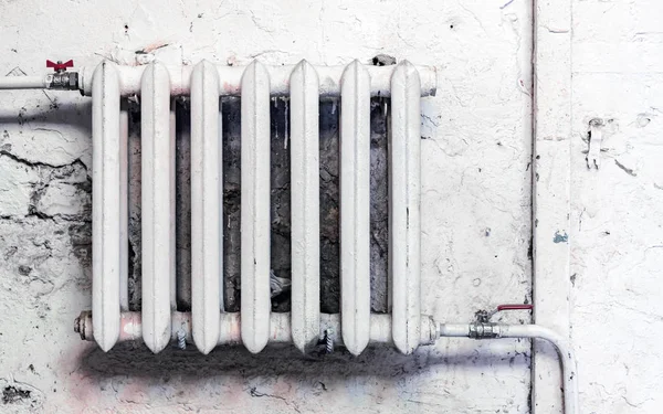그린 지 스타일의 오래 된 주철 가열 라디에이터. — 스톡 사진