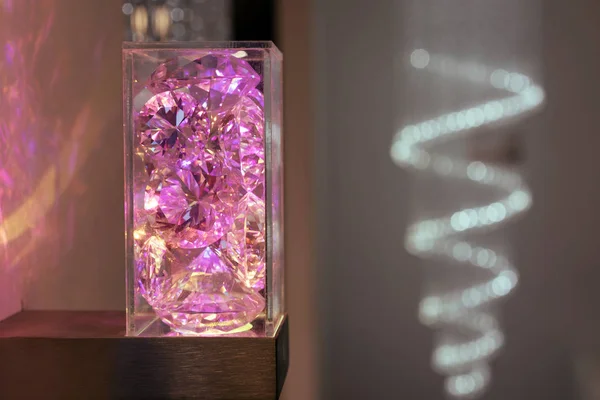 Illuminazione di cristalli lilla in un corpo trasparente della lampada da parete. Sconce con cristalli . — Foto Stock