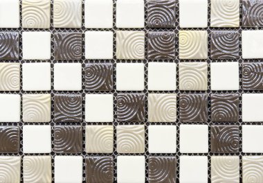 Kahverengi ve bej kareli seramik mozaik fayanslar.