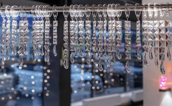 Lustre Cristal Avec Pendentifs Sur Une Balustrade Métal Lampe Forme — Photo