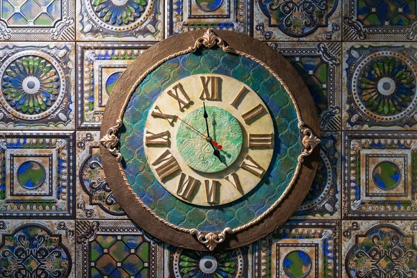 Ceramiczny Zegar Ścienny Rzymską Tarczą Tle Starożytnych Płytek Kominkowych — Zdjęcie stockowe