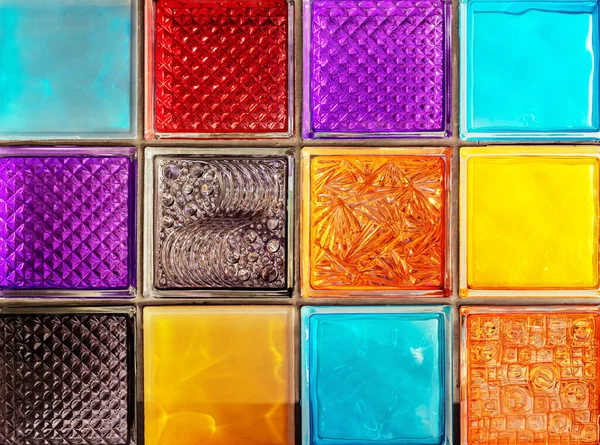 Цветные Стеклянные Блоки Тиснеными Узорами Многоцветные Стеклянные Квадраты — стоковое фото