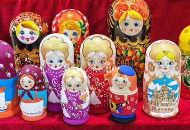 Rus tahta bebek matrioshka. Rusya 'dan geleneksel hatıra bir yuva oyuncağıdır..