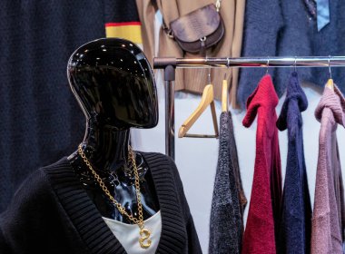 Siyahi kadın manken ve mağazada örülmüş bir askı..