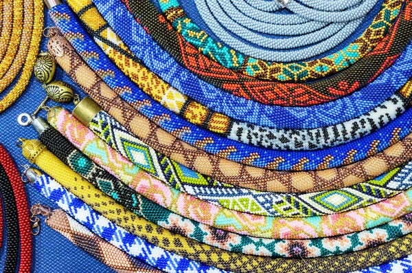 Ethnische Perlen Mit Verschiedenen Ornamenten Werden Mit Der Technik Des — Stockfoto
