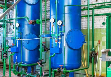 Gaz kazan dairesinde su arıtma için kazan. Gaz kazanı ekipmanı.