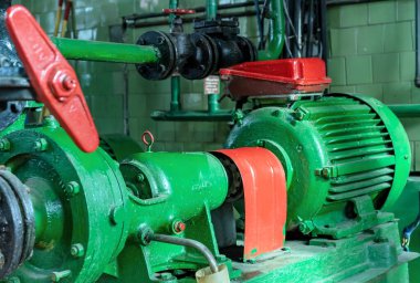 Gaz kazanına su sağlamak için elektrik besleme pompası. Gaz kazanı ekipmanı.
