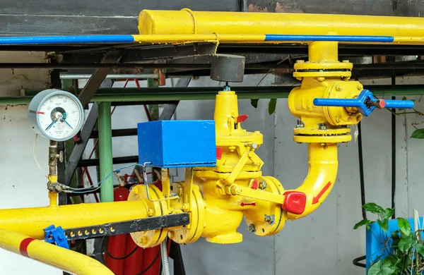 ガスボイラーハウス機器 安全ガスバルブ付きガスパイプライン — ストック写真