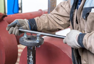 Fitter derleyicisi gaz kazan dairesinde yeni bir gaz boru hattı kuruyor..
