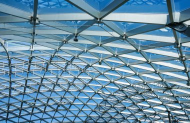 Çok sayıda üçgen şeklinde cam çatı kubbesi..