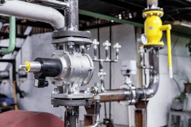 Gaz kazan dairesi ekipmanları. Gaz boru hattı ve emniyet gaz vanası.