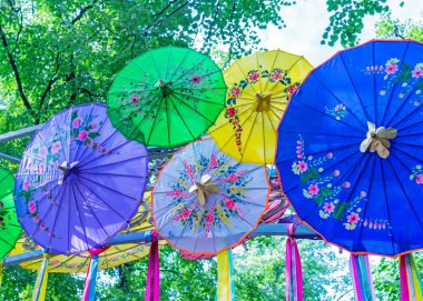Asya tarzında çok renkli kağıt şemsiyeler..