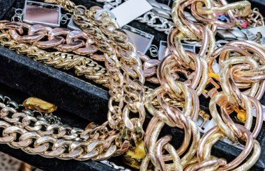 Altın kaplama kolyeler ve bilezikler. Tasarım ve dekorasyon için mücevher arkaplanı.