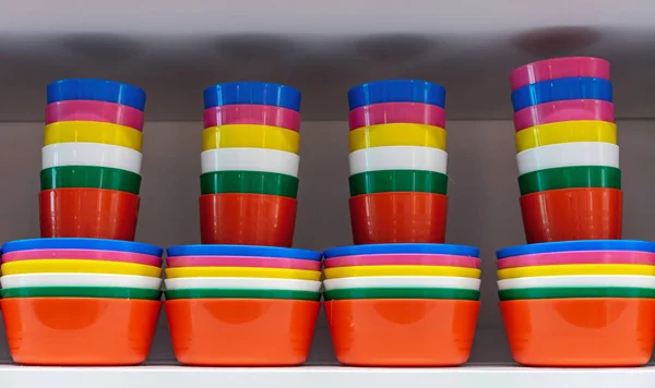 Vasos Platos Plásticos Multicolores Para Picnic Naturaleza —  Fotos de Stock
