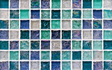 Altın elementli gümüşi metal mozaik fayans. Balpeteği şeklinde metal mozaik..