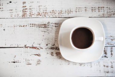 kahve fincanı ahşap masada.