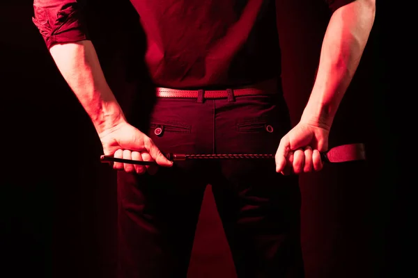 Adamın arkasında kırbaçla kendini. Bdsm