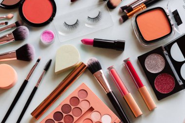 Hafif arka planda makyaj seti. Yukarıdan görünüm