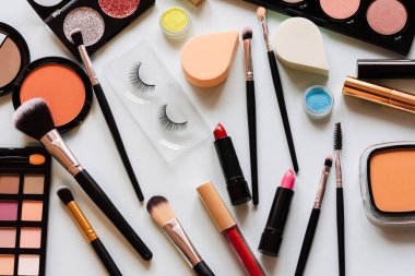 Hafif arka planda makyaj seti. Yukarıdan görünüm