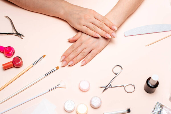 Молодая девушка делает маникюр дома. Современный образ жизни
.