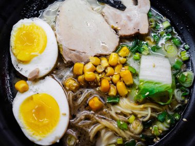 Yumurtalı Shio ramen, erişte ve tavuk.