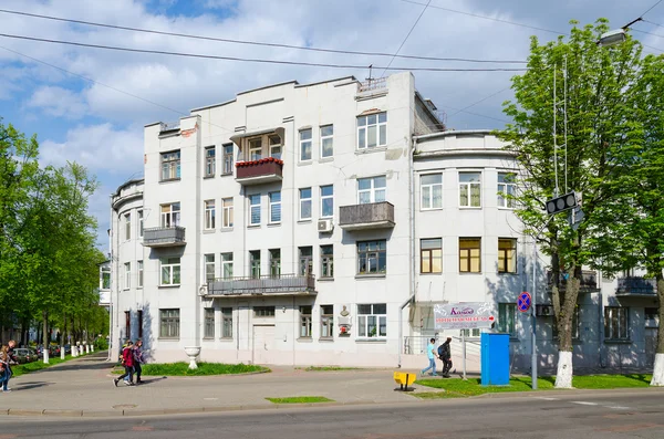 Старое здание на углу улиц Пушкина и Артема, Гомель, Беларусь — стоковое фото