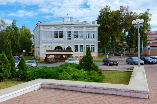 Edifício em esquina de Ruas Biletskiy e Bauman, Gomel, Bielorrússia — Fotografia de Stock