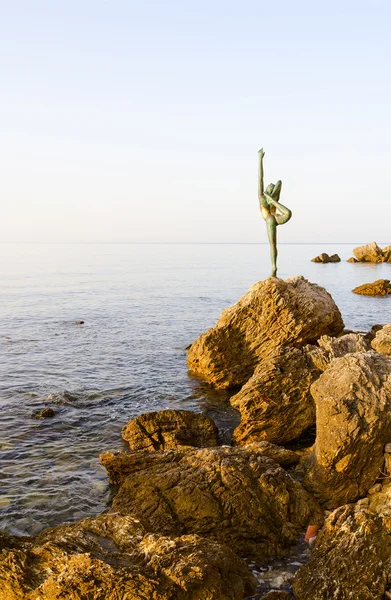 Skulptur Ballerina (Budva-Tänzerin) auf Steinen, Budva, Montenegro — Stockfoto