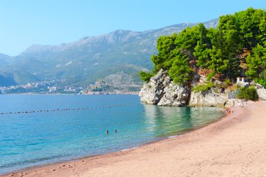 Kumsalda Budva sahil yakınındaki Adası Sveti Stefan, Karadağ