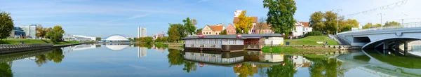 Panoramablick auf Dreifaltigkeit Vorort und Swisloch Fluss, Minsk, Weißrussland — Stockfoto