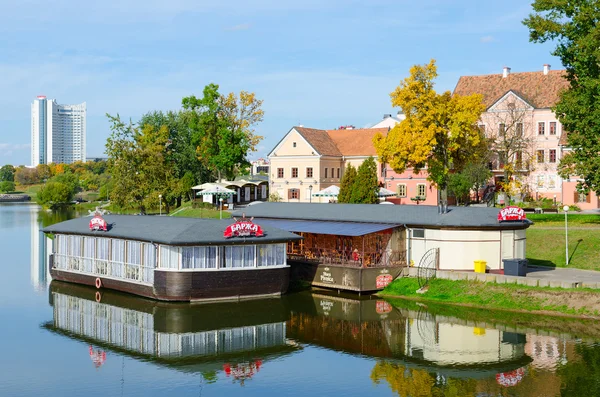 Blick auf Dreifaltigkeit Vorort und Café am Fluss Swisloch, Minsk — Stockfoto