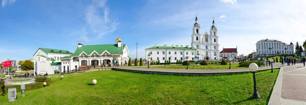 Panoramiczny widok Katedra Ducha Świętego na Nemiga, Mińsk, Białoruś — Zdjęcie stockowe
